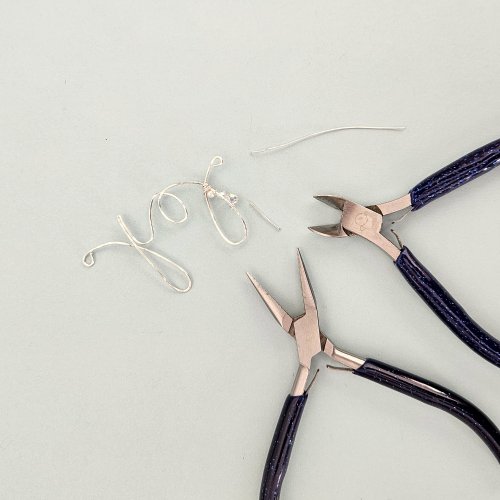 Margot Potter's Write On Necklace - , Contemporary Wire Jewelry, Wire Wrapping, Wrapping, Wire Wrapping Jewelry, Design, Cut off excess wire with flush cutters.